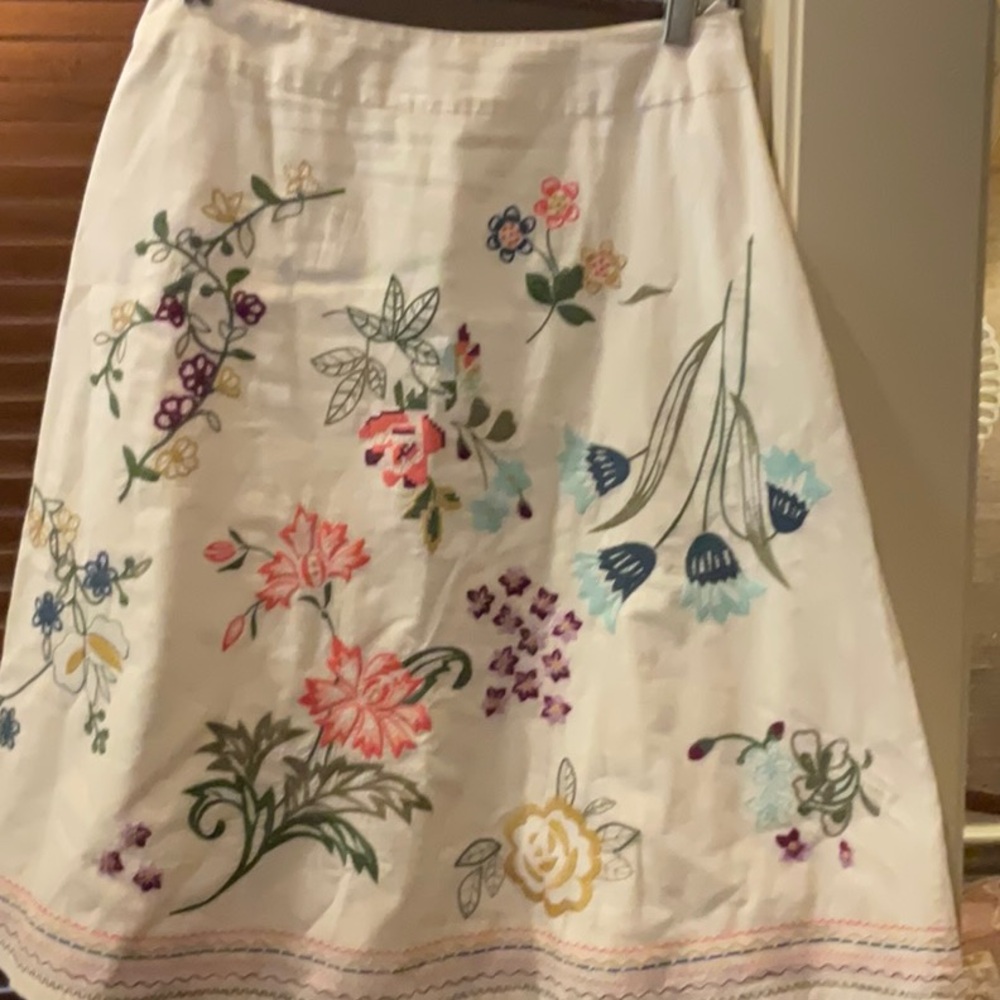 Wonderful embroidered skirt.  Details fabulous and fun.  Size 6.